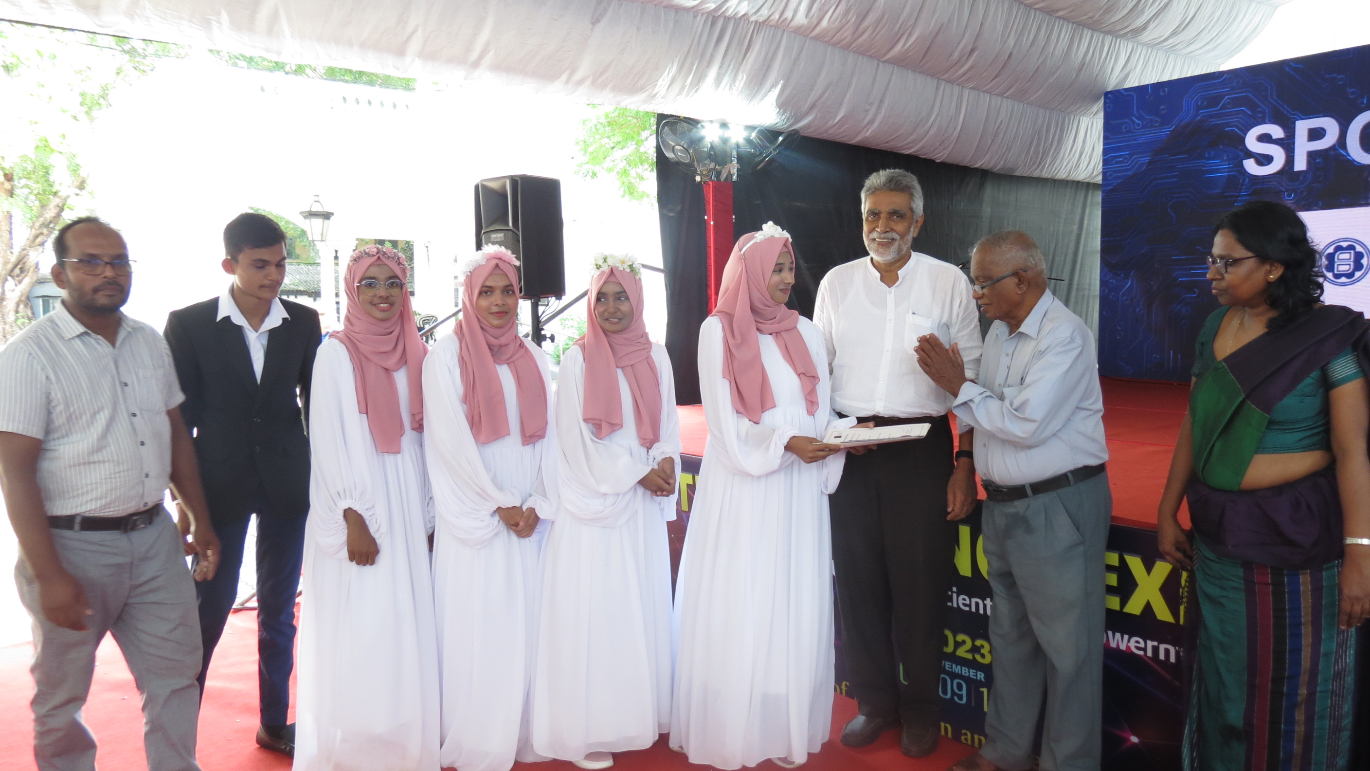 Awarding participation certificates by Dr Jayantha Wattavidange and Mr Thusitha Malalasekara